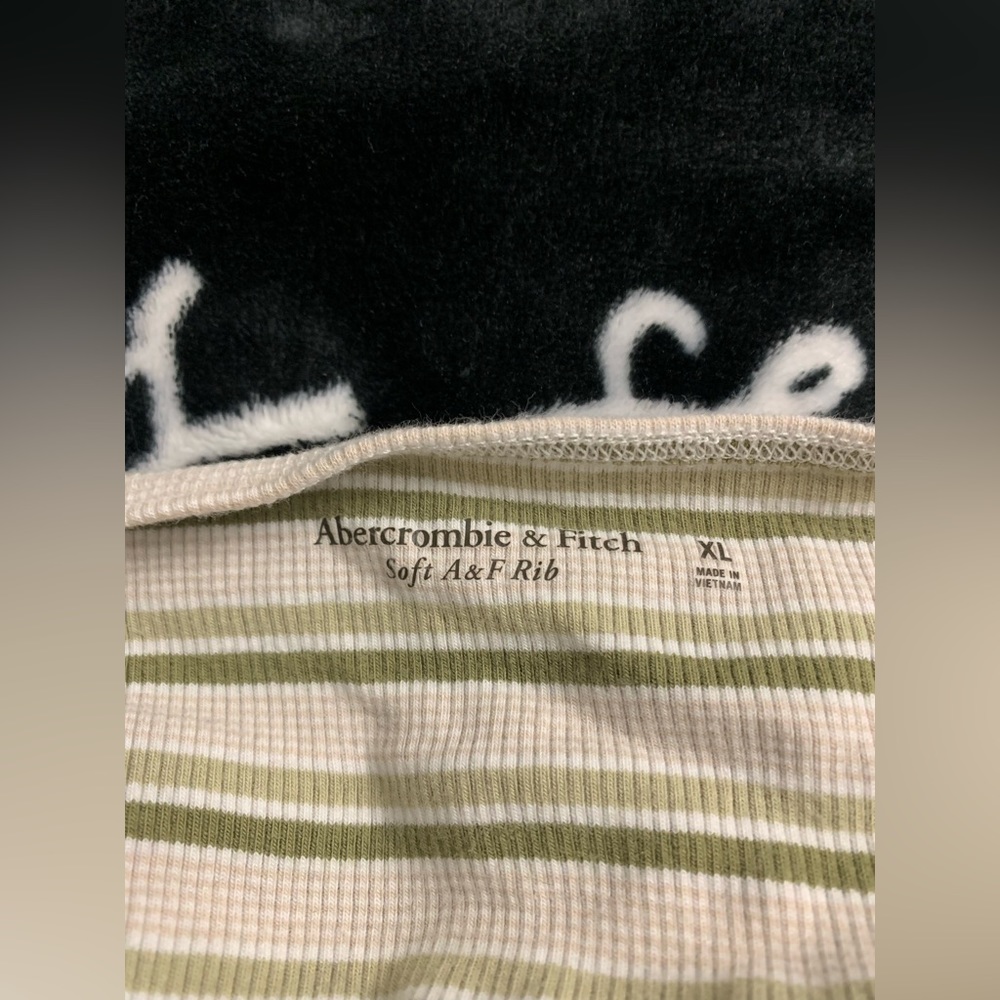 Soft A&F Rib Off-The-Shoulder Cropped Tank - Picture 5 of 6